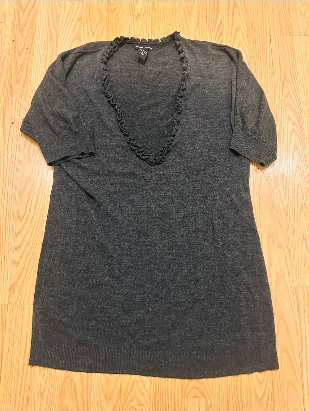 New York & Company Charcoal Ruffle V-Neck Knit Top sz L
